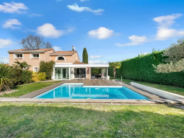 Villa lumineuse avec piscine Domaine privé sur les hauteur