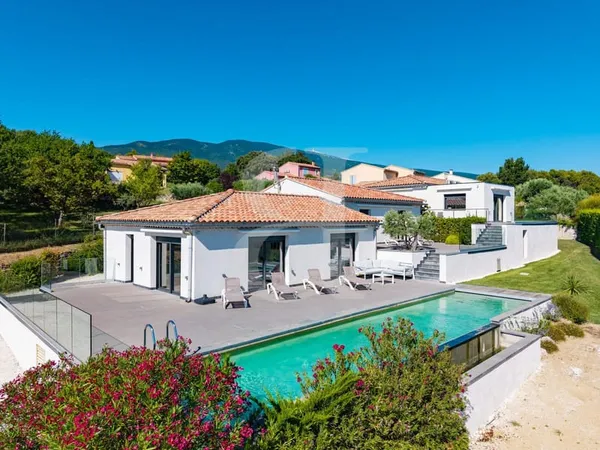 Villa contemporaine avec piscine à Bédoin