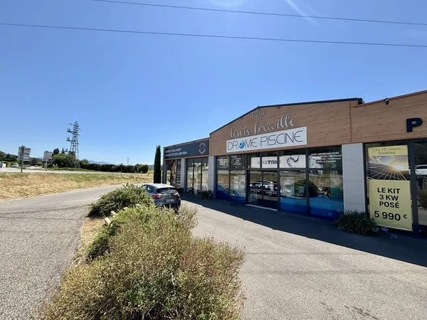 VALAURIE , LOCAL COMMERCIAL disposant d'un superbe emplaceme