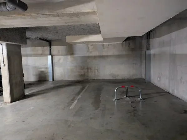 A VENDRE : PARKING SOUS-SOL - EMBOUCHURE/PONTS JUMEAUX