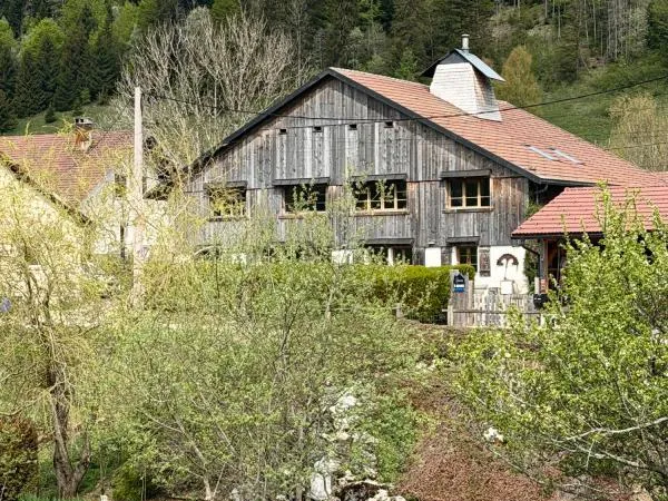 FERME RENOVEE AU CALME ET PROCHE SUISSE