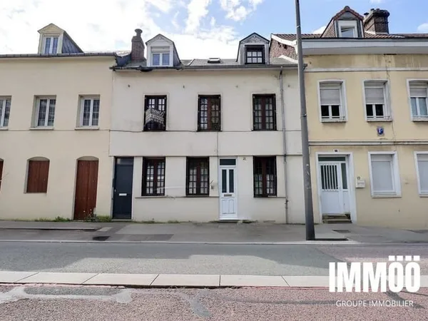 Maison de ville spacieuse avec dépendances, terrasse et garage