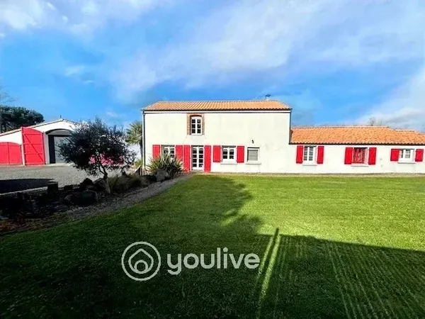 Commequiers -Belle propriété atypique d'environ 210 m² avec dépendances