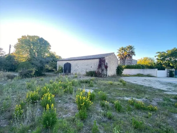 Boissières, proche Nîmes terrain constructible de 1355m2 et grange