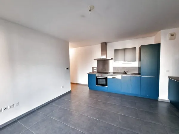 Très beau T3 récent avec grand terrassse au calme et box