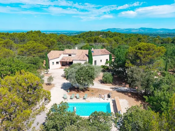Spacieuse et confortable villa traditionnelle dans la garrigue e