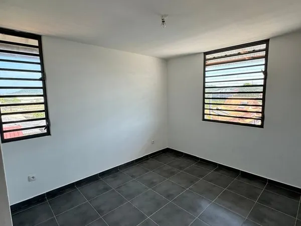 À acheter à Cayenne : appartement dernier étage avec Carol I