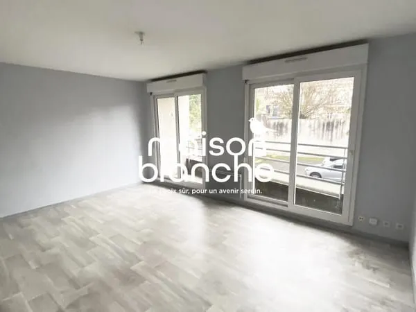 Bordeaux Centre Sud ,Entrée Rue de Pessac: T1 LIBRE avec balcon