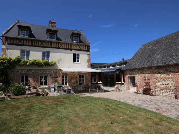 MAISON DE VILLAGE AVEC COMMERCES, À 20 MIN DES PLAGES