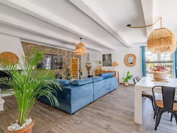 SAINT-RAPHAËL - Boulouris : Propriété rénovée avec logements indépendants, piscine et garage