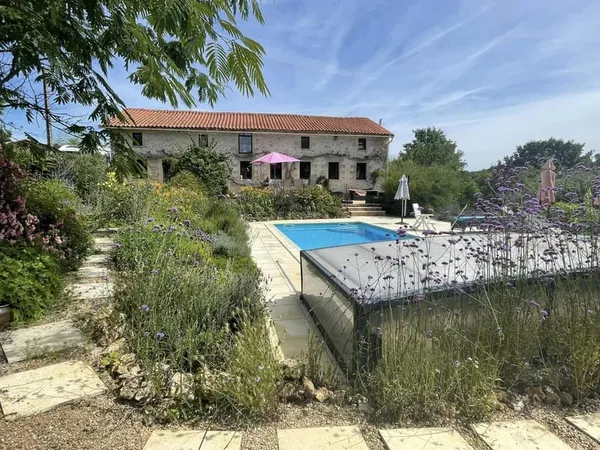 Maison en pierre avec piscine et vaste jardin arboré à la campagne