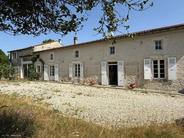 Charmante Maison de Village en Pierre - 8 Pièces - Jardin Clos et Dépendances