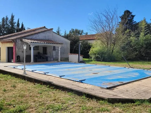 Villa plain pied avec piscine et grand terrain plat et cloturé