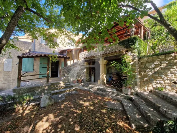 Grande maison dans village perché avec piscine dans la région