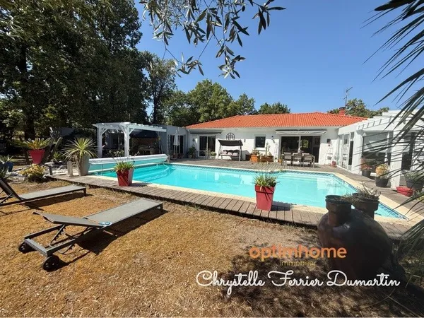 Maison de 206 m2 - 4 chambres - 1 studio indépendant - Piscine - CARBON BLANC