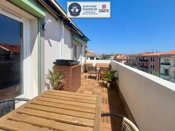Appartement T3 centre-ville, entièrement rénové, dernier étage traversant, vue dégagée