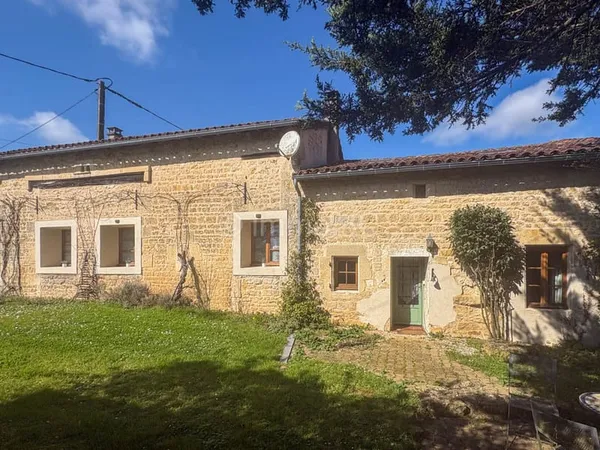 Belle maison en pierres avec jardin