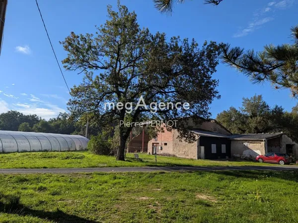Pavillon plain pied avec dépendance et serres agricoles