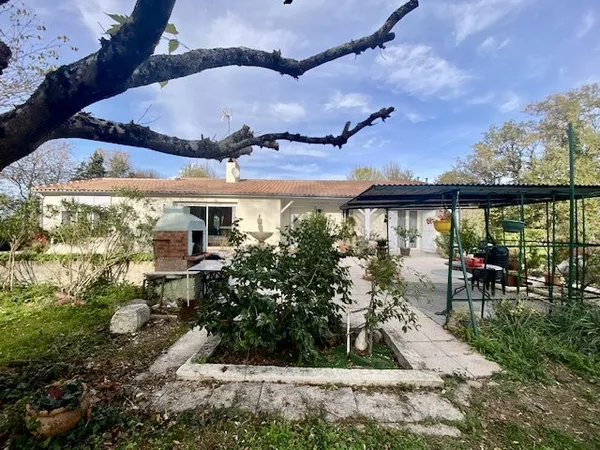 Maison 145m2 de plain-pied avec grand terrain, dépendances à