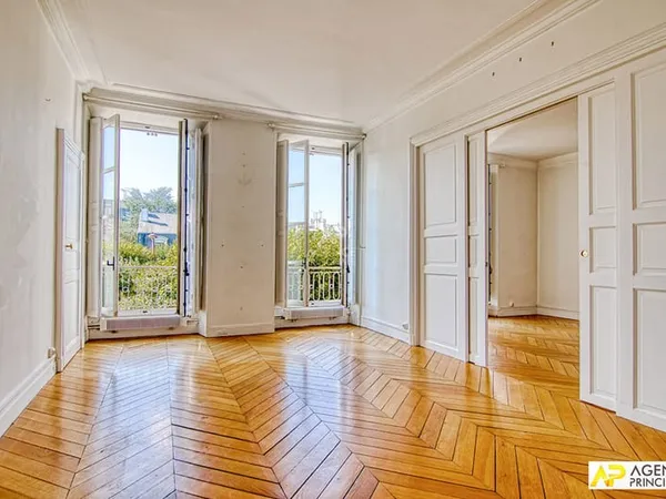 Versailles Notre dame Boulevard de la Reine , appartement 3 pièces 79M² carrez situé au 2-éme étage 