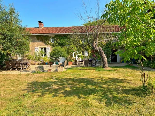 Demeure en pierre avec grand terrain