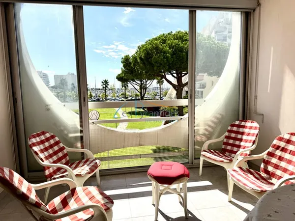 VUE PORT : 2 PIECES DOUBLE CABINE VUE PORT AVEC PARKING