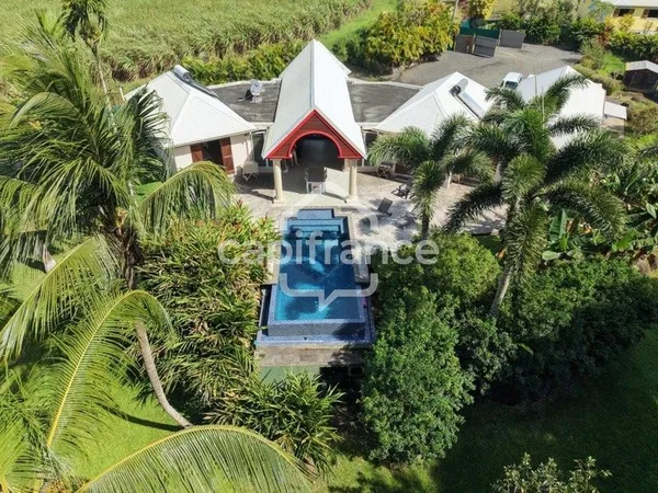 Propriété de standing avec villa, 2 bungalows indépendants et double piscine - Lamentin (97129)