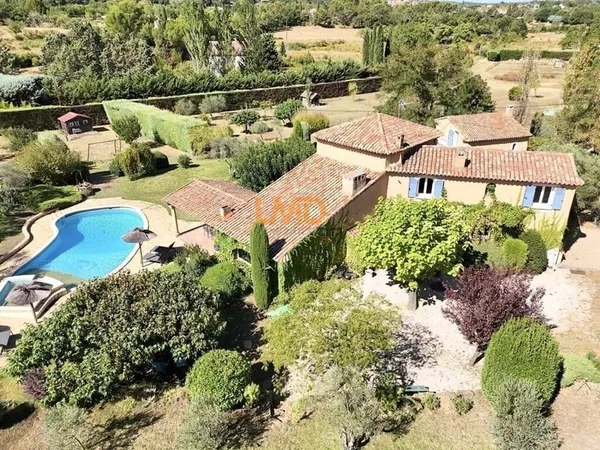 Trets: maison, appartement et studio sur 11000m2 de terrain