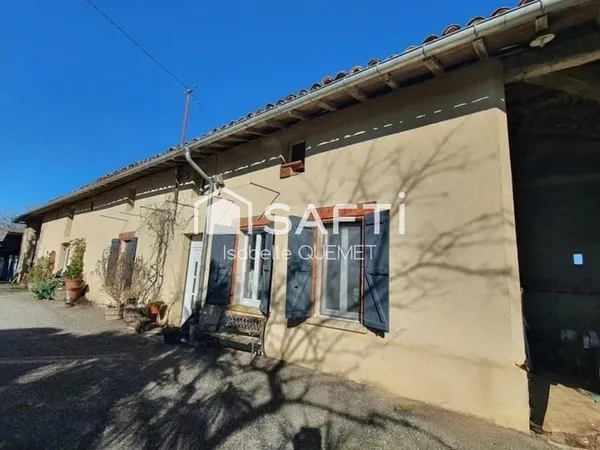 Ancienne ferme rénovée avec granges et vue panoramique sur la chaîne des Pyrénées