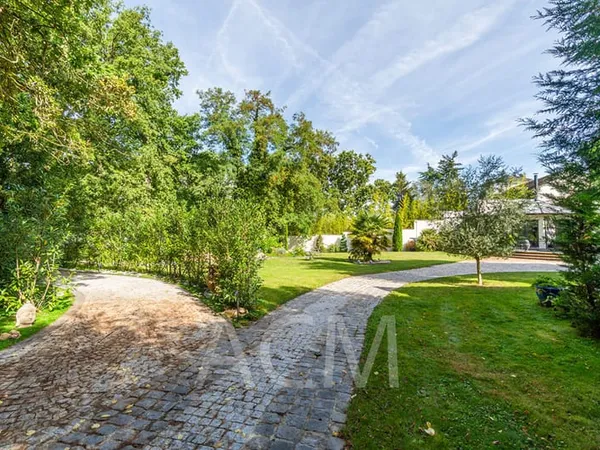 Maison - Le Mesnil Le Roi - 8 pièces - 300 m2
