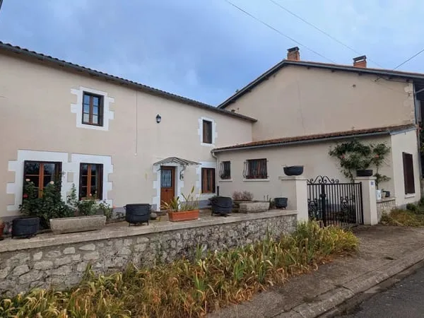 Charmante maison de village offrant 4 chambres à Saulgé