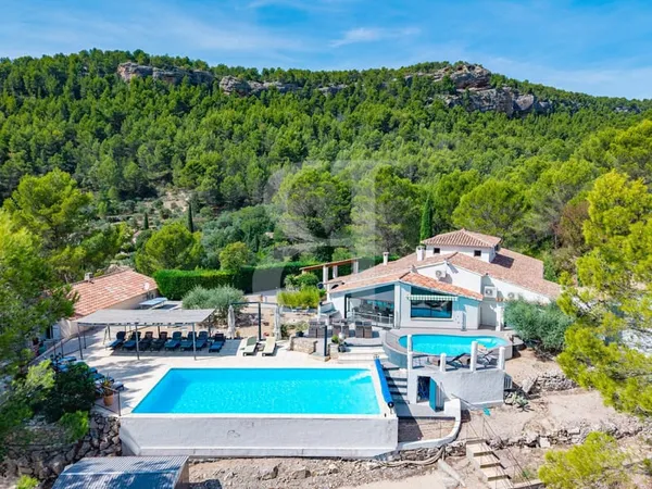 Superbe villa avec dépendances proche de L'Isle-sur-la-Sogue