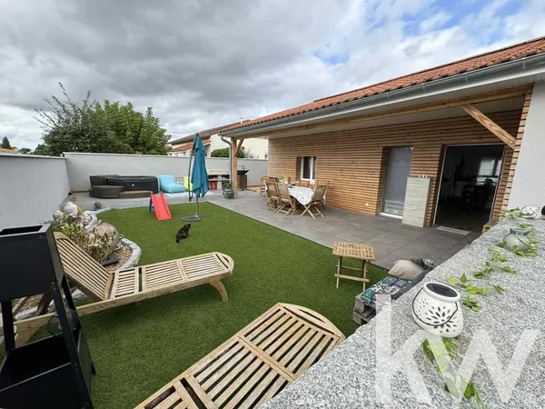 Maison rénovée en 2020, 4 chambres, garage et terrain.