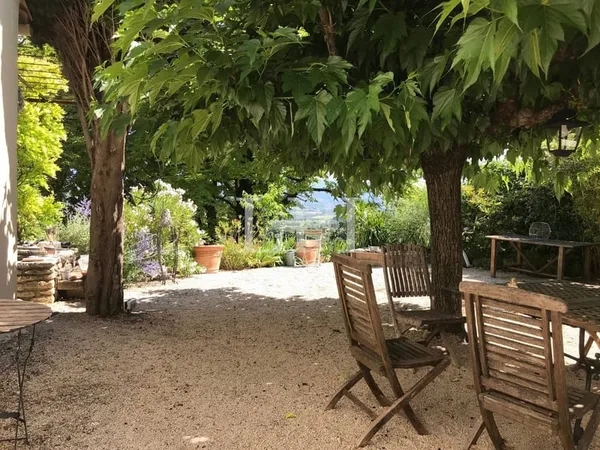A PIED DES COMMERCES
