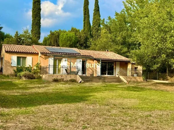 Bagnols-en-forêt-Var-villa plein pied 4 chambres +garage sur 2100m2 avec 2 entrées
