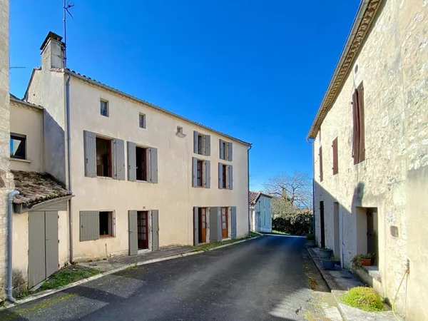 Grande maison avec extérieur au coeur d'un joli village