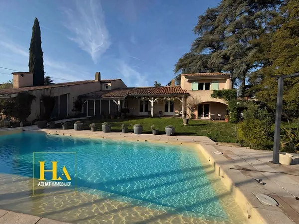 Maison 10 pièces de 230m² sur un terrain de 1396m²