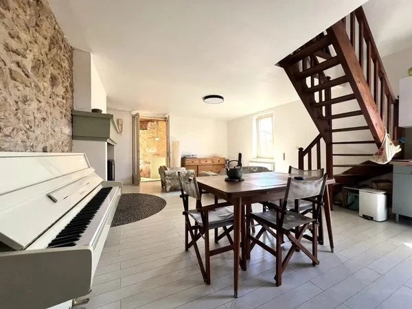 Maison de ville rénovée avec patio et 3 chambres à vendre à