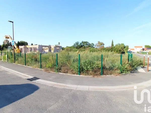 Terrain 596 m²