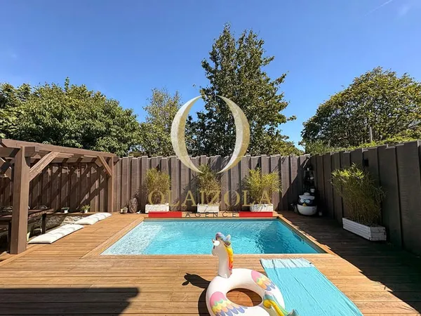 USTARITZ - Charmante maison mitoyenne avec piscine dans quartier calme.