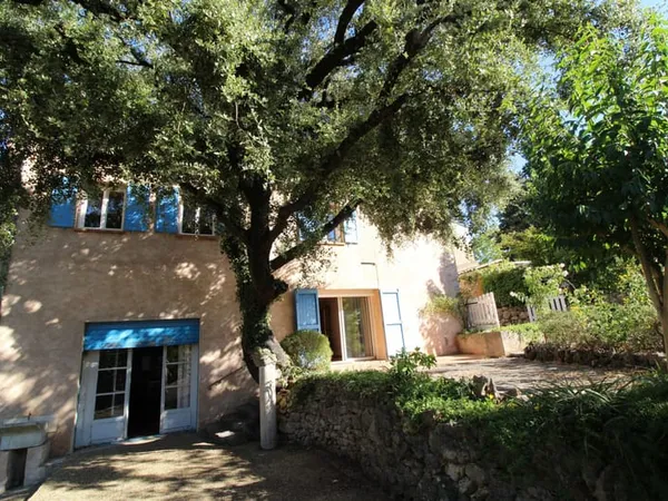 Au coeur du village du Thoronet une maison de village avec j
