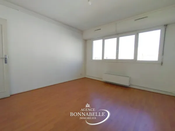 Appartement F2 + place de parking et cellier