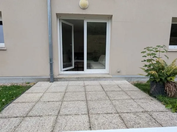 Studio meublé avec terrasse, parking et cave
