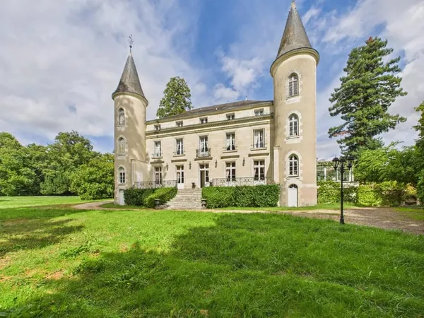 Château d'exception avec maison de gardien, gîte, parc arboré, lac et piscine