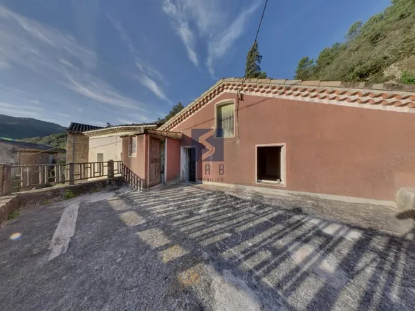 ARDECHE : Maison de pays en pierre avec garage, dépendances