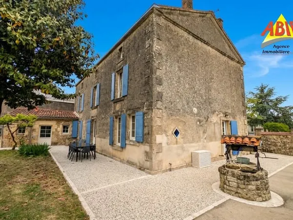 Demeure en pierre de 226m2 SAINT HILAIRE DES LOGES