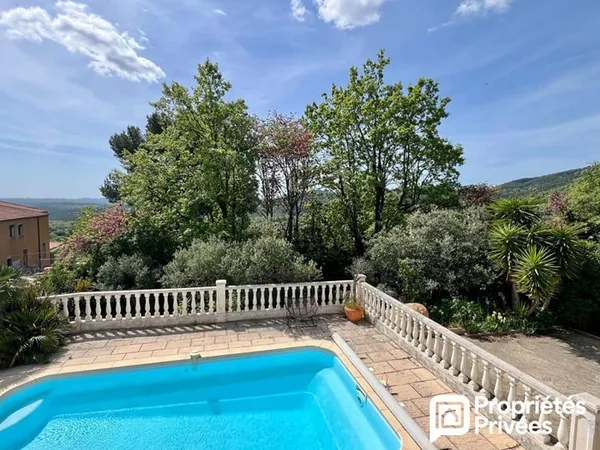 Maison de 4 pièces avec beau jardin, piscine et garage