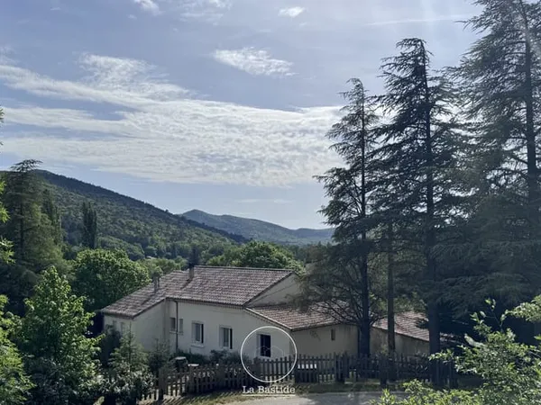 Maison 5 pièces d'environ 117 m2 avec 7 000 m2 de terrain à