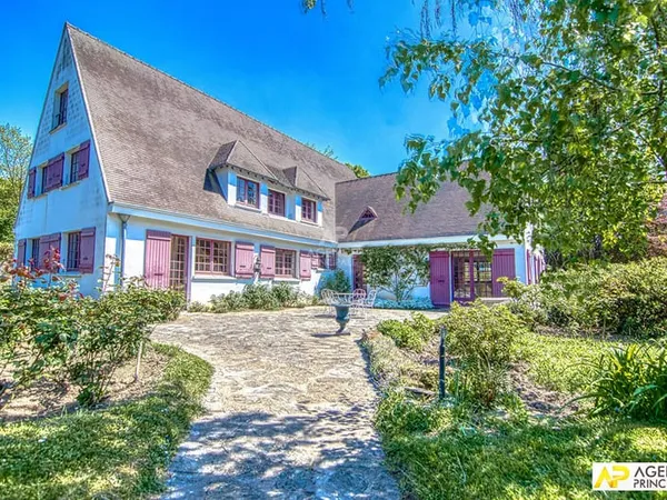 Le Chesnay centre ville - Maison 14 pièces 395.90 m² habitables sur parcelle de 2250 m²