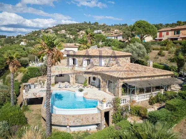 Villa en pierre avec vue imprenable sur le golf de Sainte-Maxime